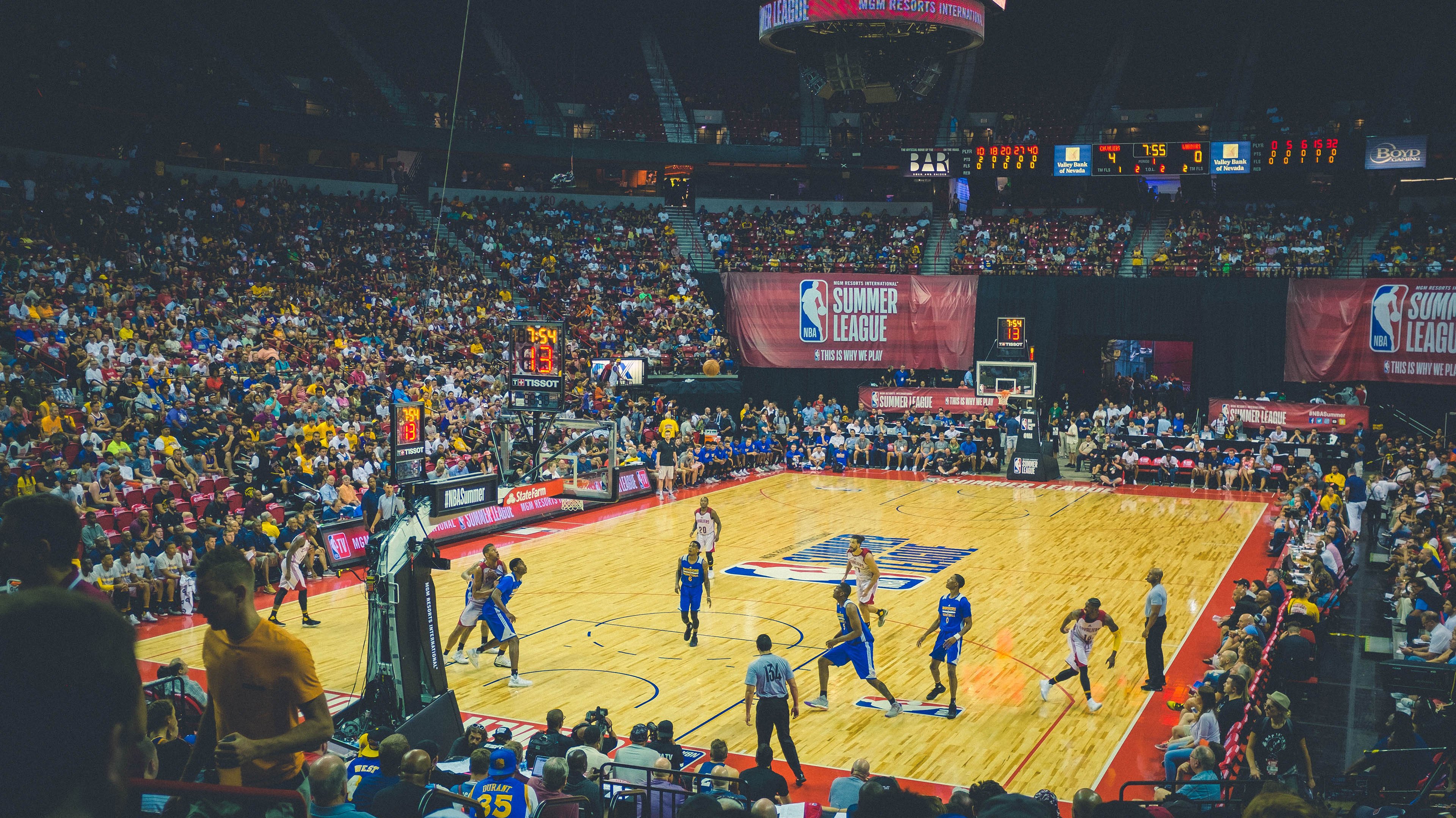 “泥浆狂潮：越野赛段的血性拼搏”，泥浆大赛